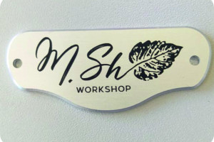 Изготовление табличек на заказ — Шильды с гравировкой — фото